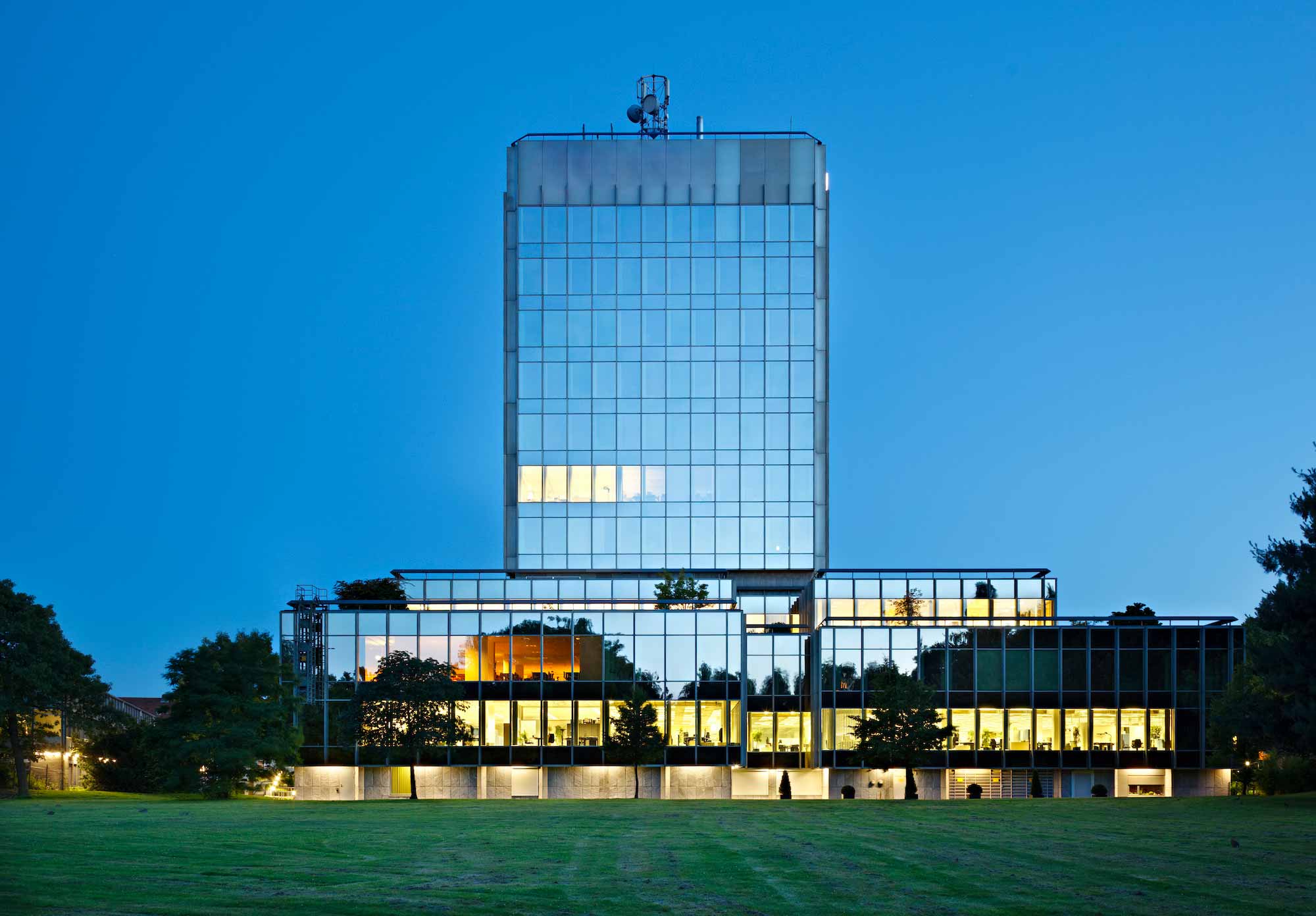 modern-bank-building-in-the-evening-PKDRNEY.jpg